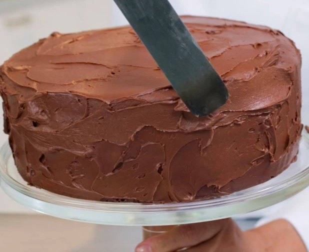 The Beginner's Guide to Frosting a Cake: Simple Steps for a Pro Finish