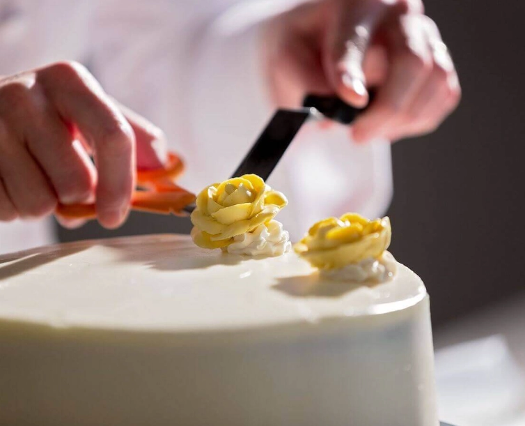 The Essential Liquid Guide for Cake Decorating: What Pros Use