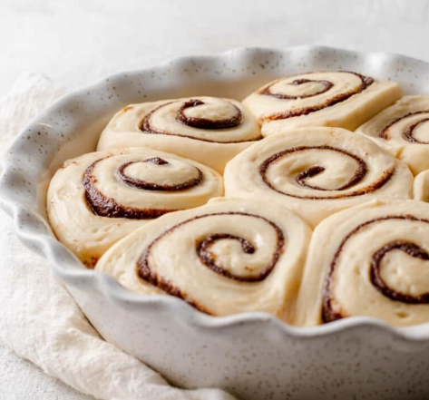 cinnamon rolls with milk