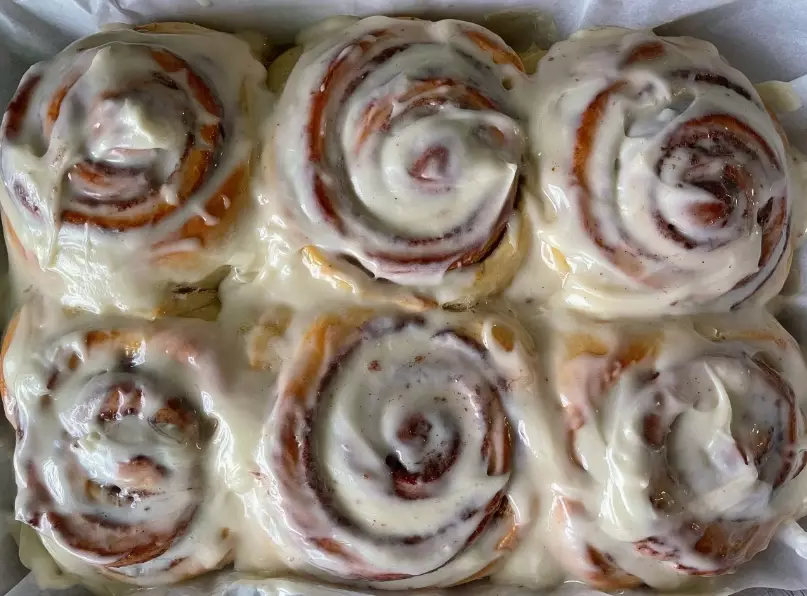why pour milk on cinnamon rolls