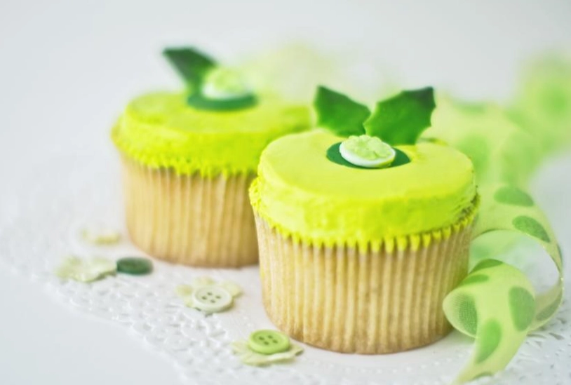 DIY cupcake decorating