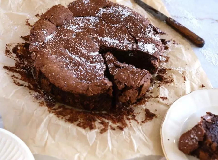 Fluffy Flourless Chocolate Cake Recipe (Easy & Gluten-Free)